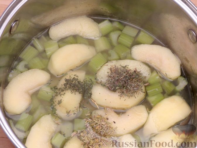 Фото приготовления рецепта: Суп-пюре из сельдерея, яблок и индейки - шаг №8