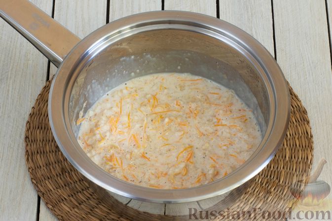Фото приготовления рецепта: Овсянка с морковью, бананом и корицей - шаг №4