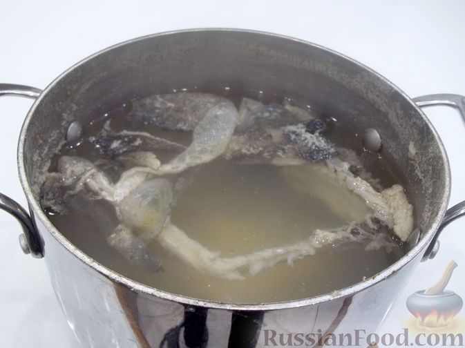 Фото приготовления рецепта: Суп с рыбными фрикадельками, зелёным горошком и помидором - шаг №5