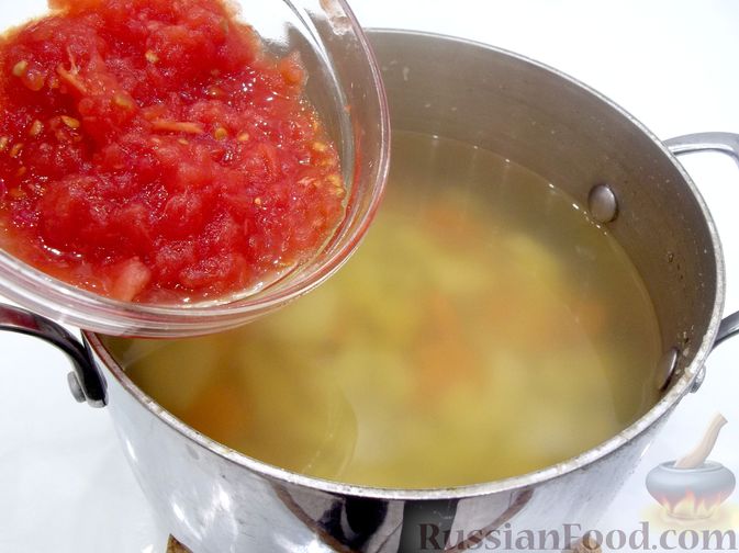 Фото приготовления рецепта: Суп с рыбными фрикадельками, зелёным горошком и помидором - шаг №18