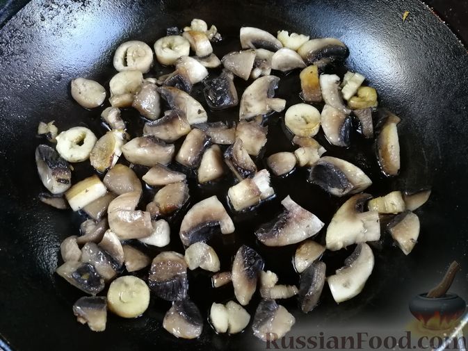 Фото приготовления рецепта: Лапша с тыквой, грибами и сыром - шаг №4