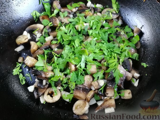 Фото приготовления рецепта: Лапша с тыквой, грибами и сыром - шаг №7
