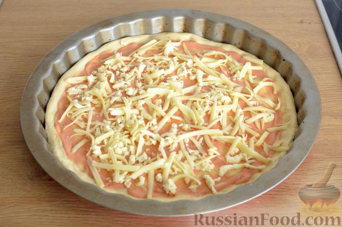 Фото приготовления рецепта: Пицца из дрожжевого теста длительного брожения, с копчёностями и помидорами - шаг №12