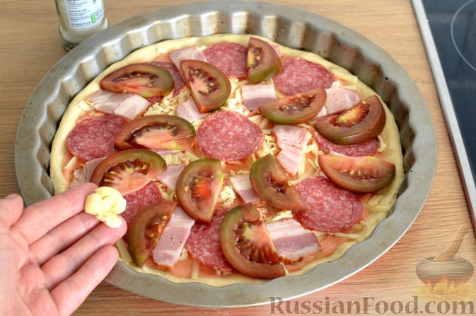 Фото приготовления рецепта: Пицца из дрожжевого теста длительного брожения, с копчёностями и помидорами - шаг №14