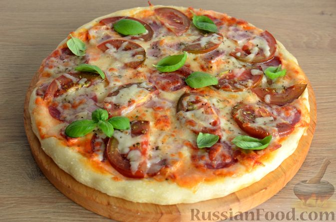 Фото приготовления рецепта: Пицца из дрожжевого теста длительного брожения, с копчёностями и помидорами - шаг №18