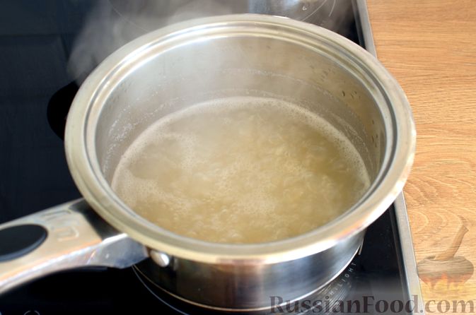 Фото приготовления рецепта: Суп с фрикадельками и шампиньонами - шаг №2