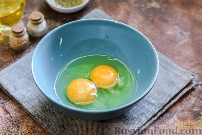 Фото приготовления рецепта: Запечённая тыква с яйцами и адыгейским сыром - шаг №5