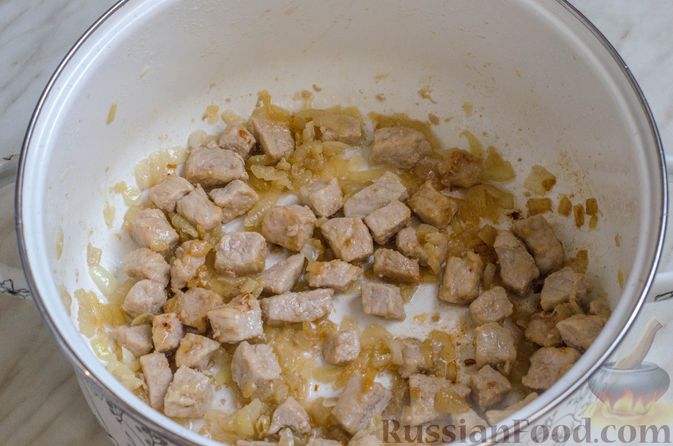 Фото приготовления рецепта: Суп со свининой, куриной печенью и грибами - шаг №5