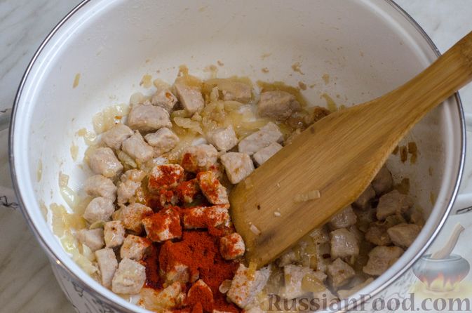 Фото приготовления рецепта: Суп со свининой, куриной печенью, грибами и корнем сельдерея - шаг №8
