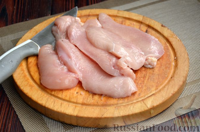 Фото приготовления рецепта: Жареное куриное филе с грибами в бальзамическом соусе - шаг №2