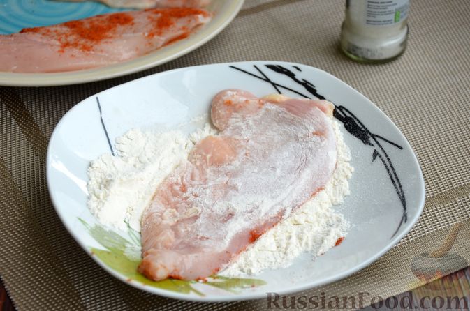 Фото приготовления рецепта: Жареное куриное филе с грибами в бальзамическом соусе - шаг №4