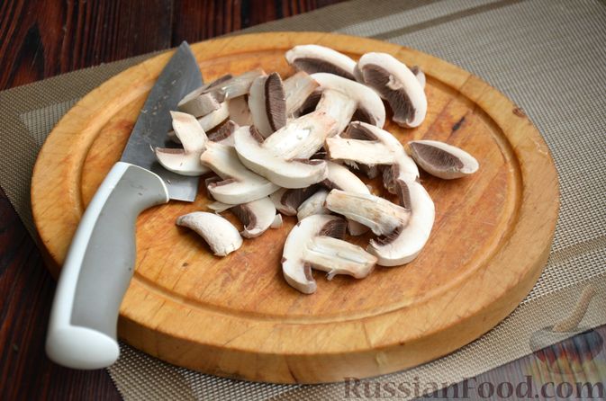 Фото приготовления рецепта: Жареное куриное филе с грибами в бальзамическом соусе - шаг №8
