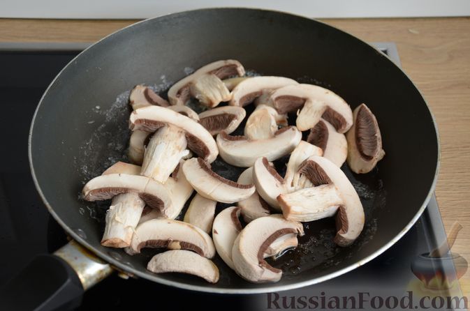 Фото приготовления рецепта: Жареное куриное филе с грибами в бальзамическом соусе - шаг №9