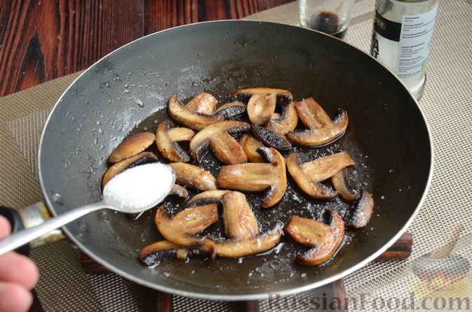 Фото приготовления рецепта: Жареное куриное филе с грибами в бальзамическом соусе - шаг №10