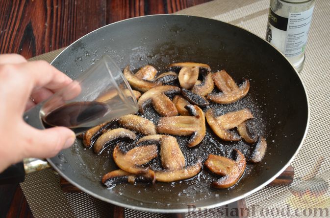 Фото приготовления рецепта: Жареное куриное филе с грибами в бальзамическом соусе - шаг №11