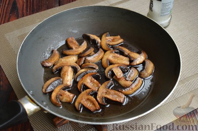 Фото приготовления рецепта: Жареное куриное филе с грибами в бальзамическом соусе - шаг №12
