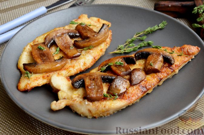 Фото приготовления рецепта: Жареное куриное филе с грибами в бальзамическом соусе - шаг №15