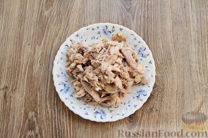 Фото приготовления рецепта: Запеканка из куриного филе с грибами и беконом, в сметанно-сырной заливке - шаг №2
