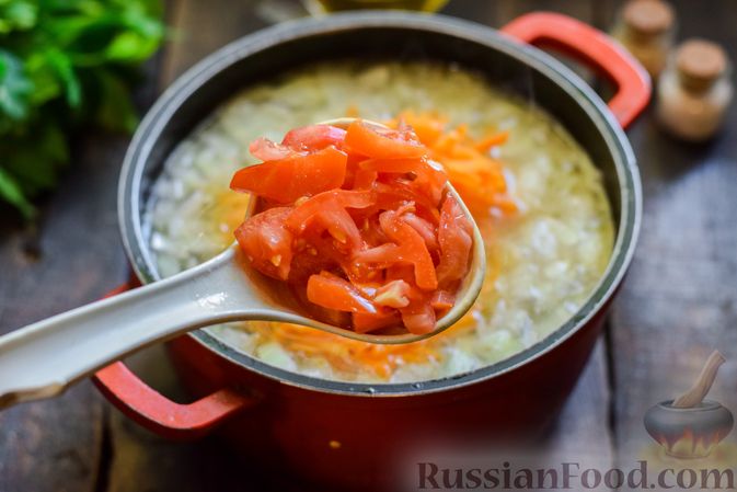 Фото приготовления рецепта: Суп с жареной свининой и помидорами - шаг №12