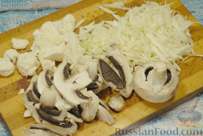 Фото приготовления рецепта: Овощной суп с цветной капустой, тыквой, консервированным горошком и грибами - шаг №5