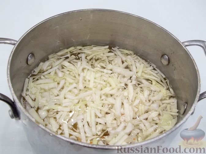 Фото приготовления рецепта: Суп с белыми сушеными грибами, стручковой фасолью, горошком и капустой - шаг №13