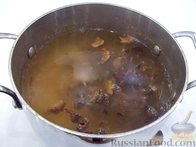 Фото приготовления рецепта: Суп с белыми сушеными грибами, стручковой фасолью, горошком и капустой - шаг №16