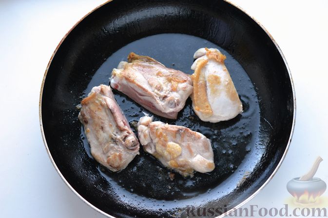 Фото приготовления рецепта: Куриные бёдрышки, запечённые с тыквой и грибами в сливках - шаг №3