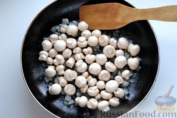 Фото приготовления рецепта: Куриные бёдрышки, запечённые с тыквой и грибами в сливках - шаг №7