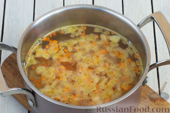 Фото приготовления рецепта: Сливочный суп с цветной капустой - шаг №4