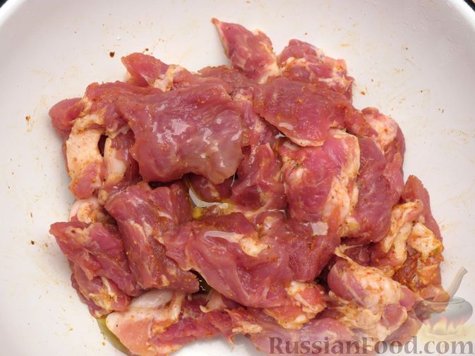 Фото приготовления рецепта: Запечённая свинина с айвой и тыквой - шаг №4