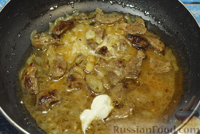 Фото приготовления рецепта: Бефстроганов с гречкой и лисичками - шаг №9