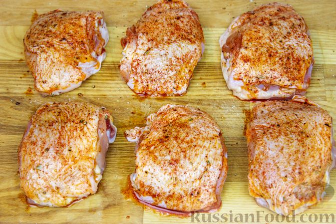 Фото приготовления рецепта: Куриные бёдра с капустой в духовке - шаг №4