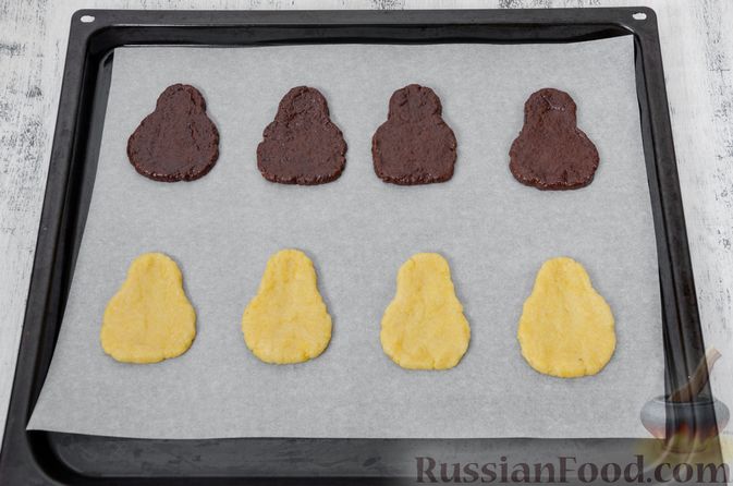 Фото приготовления рецепта: Двухцветное песочное печенье "Бычки" - шаг №15
