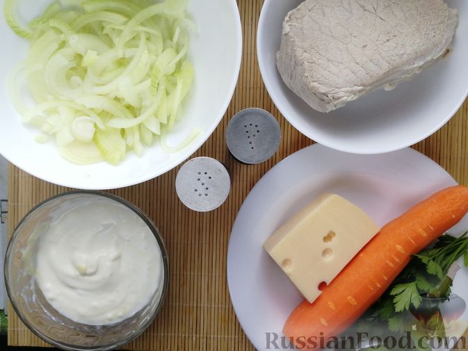 Фото приготовления рецепта: Мясной салат с сыром, морковью и маринованным луком - шаг №4
