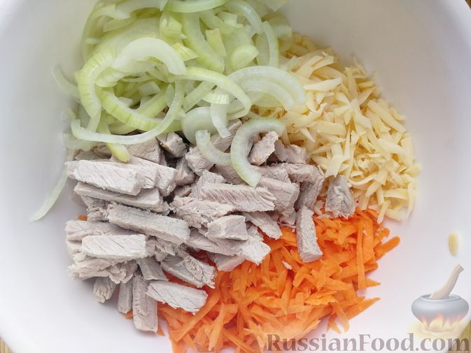 Фото приготовления рецепта: Мясной салат с сыром, морковью и маринованным луком - шаг №5