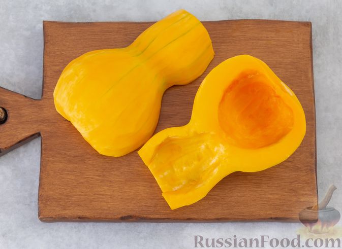 Фото приготовления рецепта: "Гармошка" из тыквы, с чесночно-медовым соусом и пряностями - шаг №2