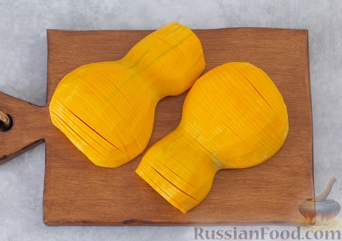Фото приготовления рецепта: "Гармошка" из тыквы, с чесночно-медовым соусом и пряностями - шаг №3