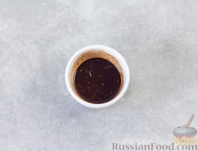 Фото приготовления рецепта: "Гармошка" из тыквы, с чесночно-медовым соусом и пряностями - шаг №4