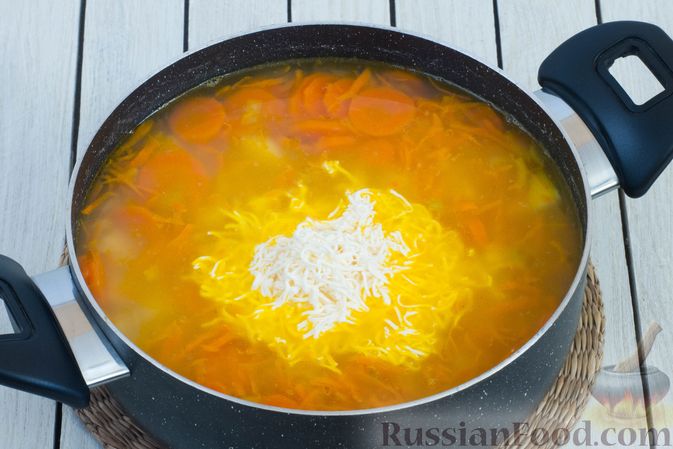 Фото приготовления рецепта: Гороховый суп со сливками и плавленым сыром - шаг №9