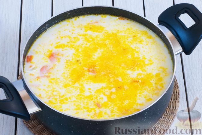 Фото приготовления рецепта: Гороховый суп со сливками и плавленым сыром - шаг №11
