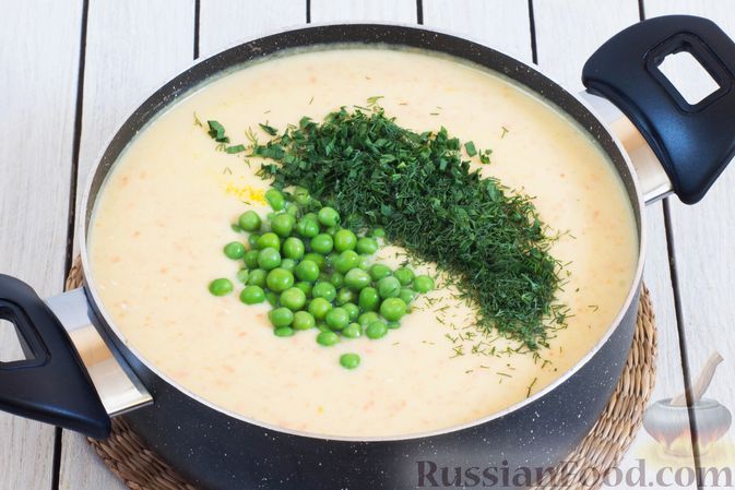 Фото приготовления рецепта: Гороховый суп со сливками и плавленым сыром - шаг №13