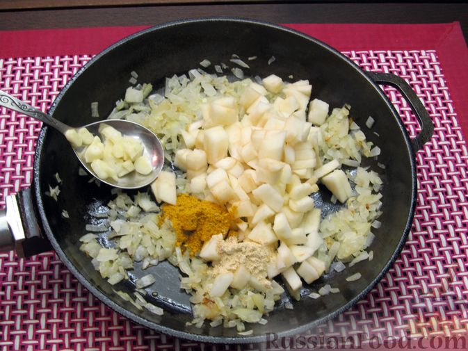 Фото приготовления рецепта: Томатный суп с мясным фаршем и яблоком - шаг №10