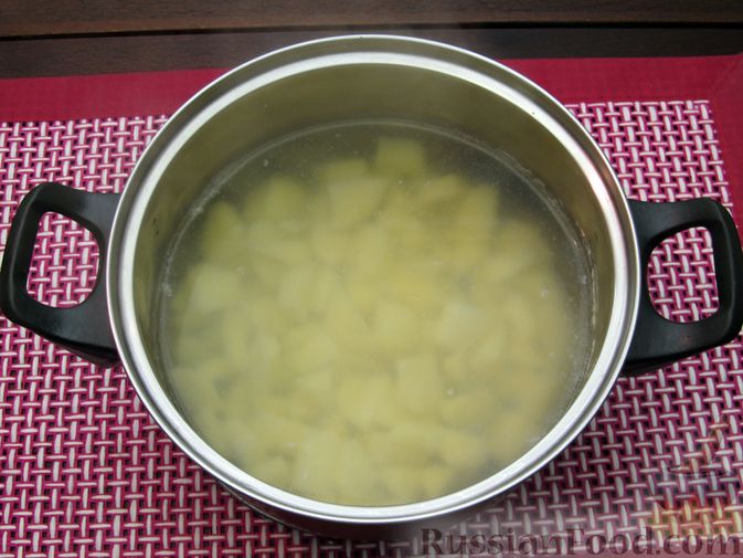 Фото приготовления рецепта: Томатный суп с мясным фаршем и яблоком - шаг №7