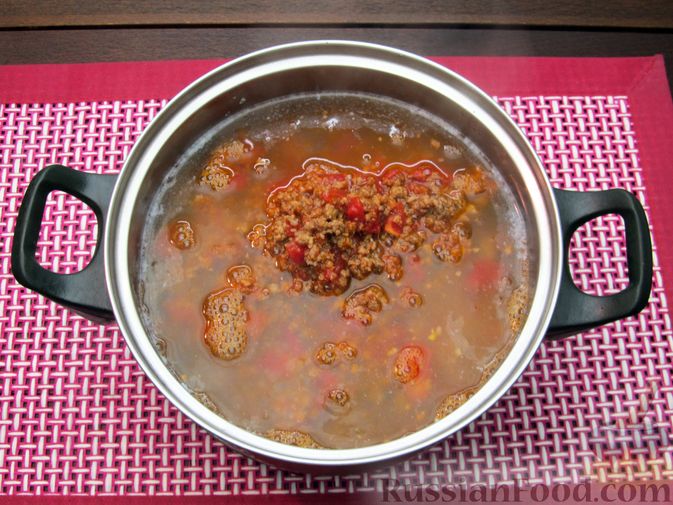 Фото приготовления рецепта: Томатный суп с мясным фаршем и яблоком - шаг №12