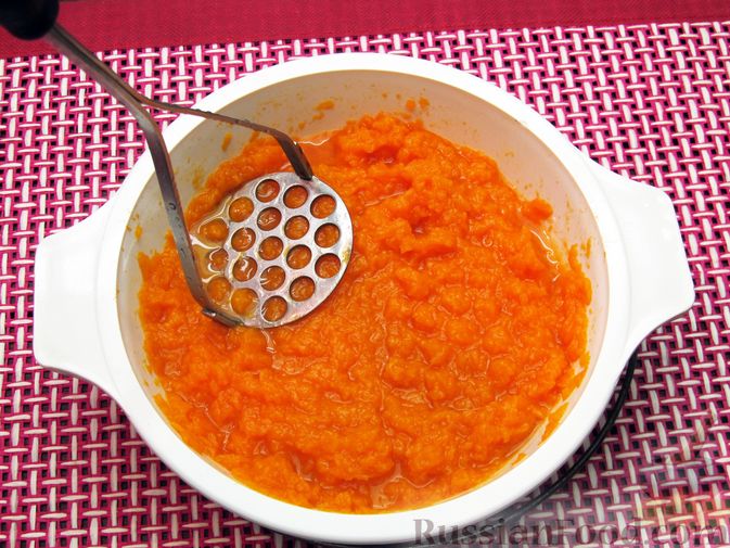Фото приготовления рецепта: Тыквенные крокеты с морковью и сыром (в духовке) - шаг №4