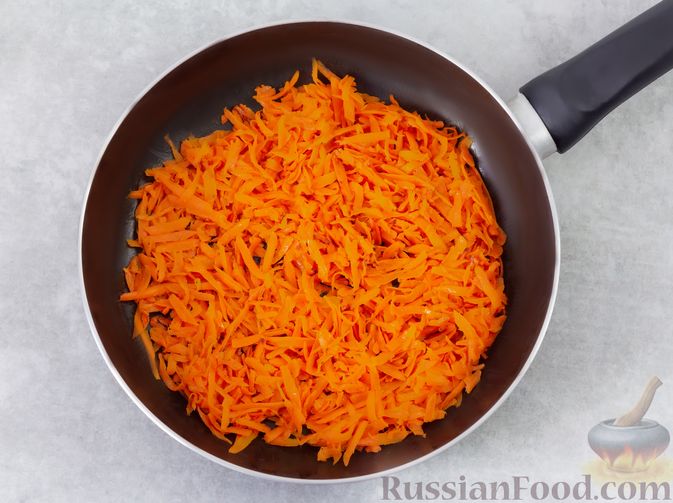 Фото приготовления рецепта: Мясной салат с морковью, зелёным горошком и маринованным луком - шаг №5