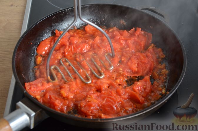 Фото приготовления рецепта: Сёмга, тушенная в томатном соусе с пивом и имбирём - шаг №11