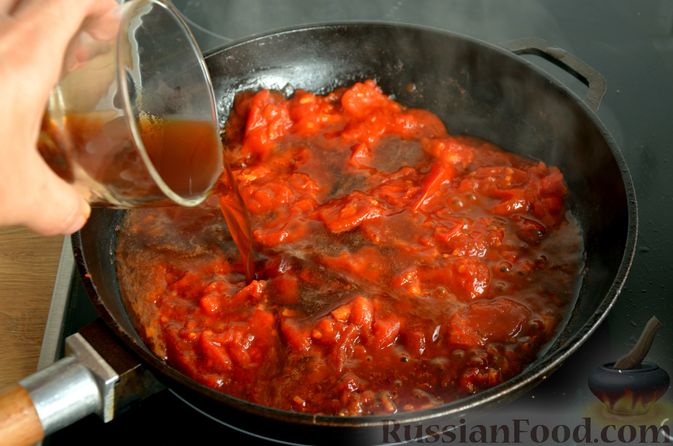 Фото приготовления рецепта: Сёмга, тушенная в томатном соусе с пивом и имбирём - шаг №12