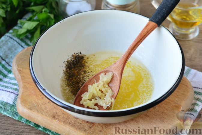 Фото приготовления рецепта: Картошка, запечённая с тыквой, луком и сыром - шаг №4