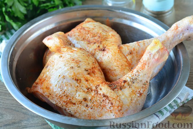 Фото приготовления рецепта: Куриные окорочка, запечённые со "стейками" из капусты - шаг №2